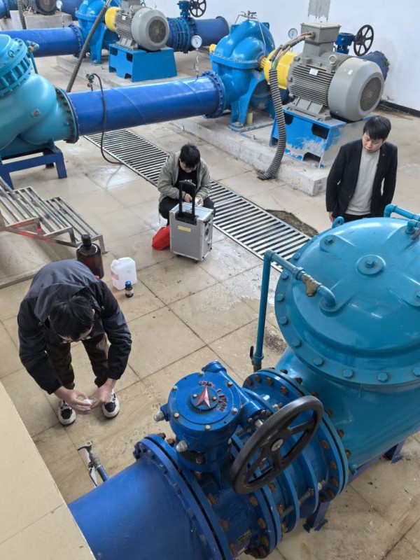 赣州市水务检测中心在我司水质采样